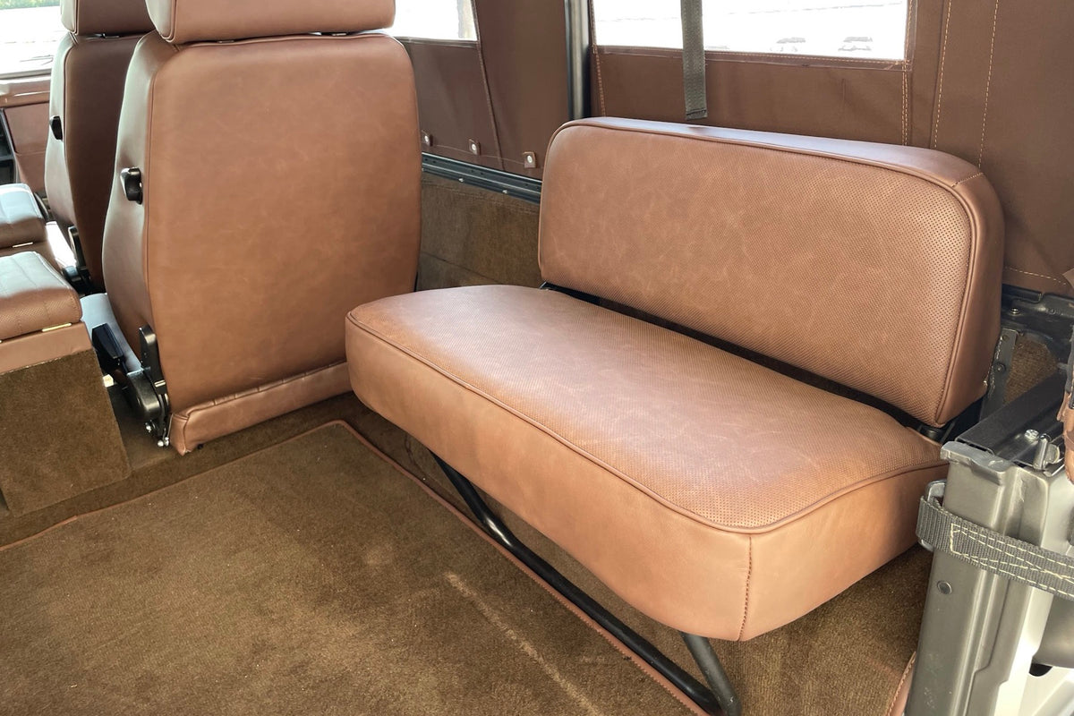 Mercedes-Benz 230 GE Steyr-Puch 1993, banca trasera en piel