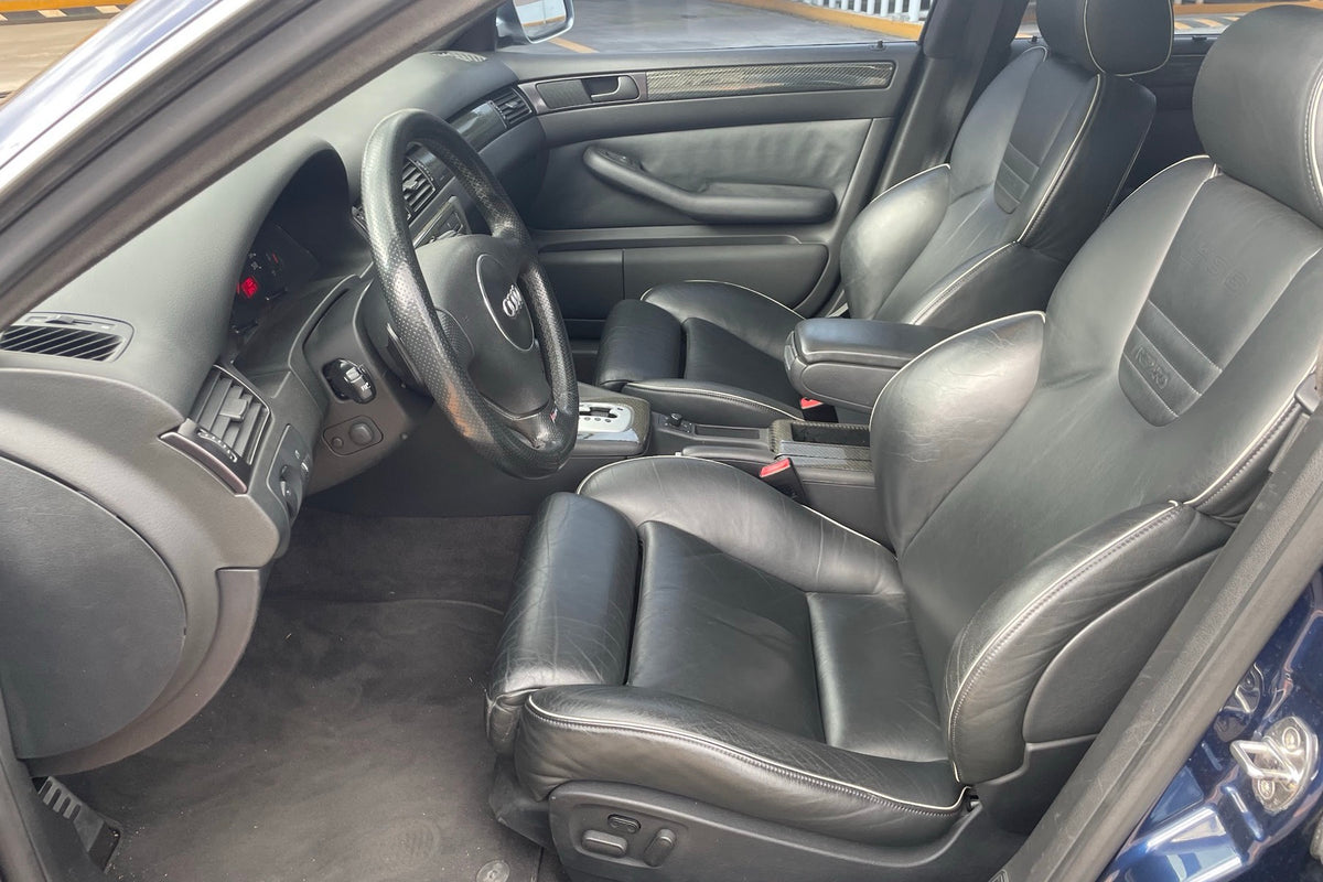 Audi RS6 2004, interior en piel negra