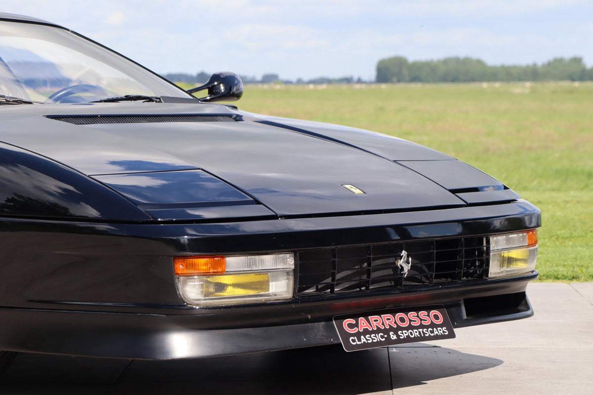 Ferrari Testarossa 1990, frontal con faros antiniebla amarillos