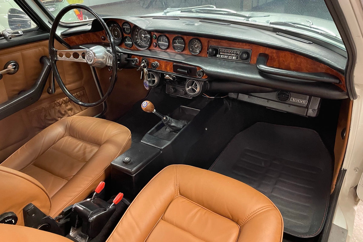 Volvo P1800 1972, tablero de madera e instrumentos