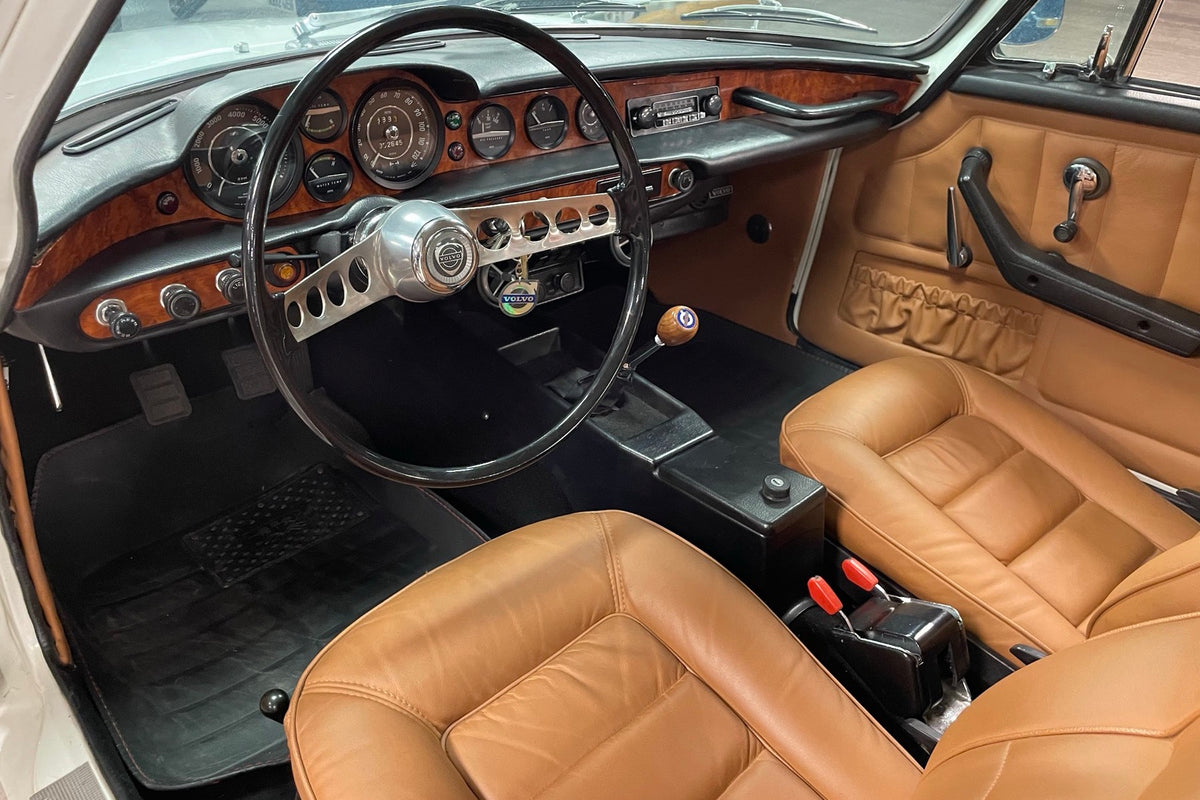 Volvo P1800 1972, tablero e interior en piel cafe