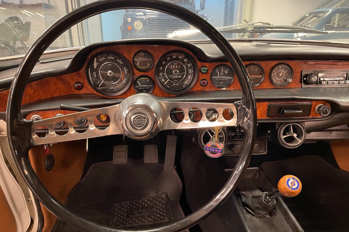 Volvo P1800 1972, volante e instrumentos