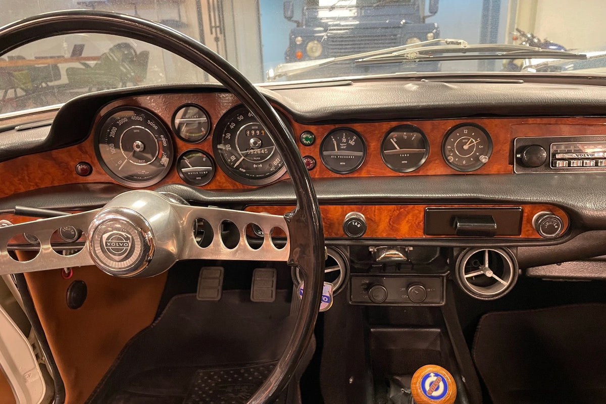 Volvo P1800 1972, consola central e instrumentos