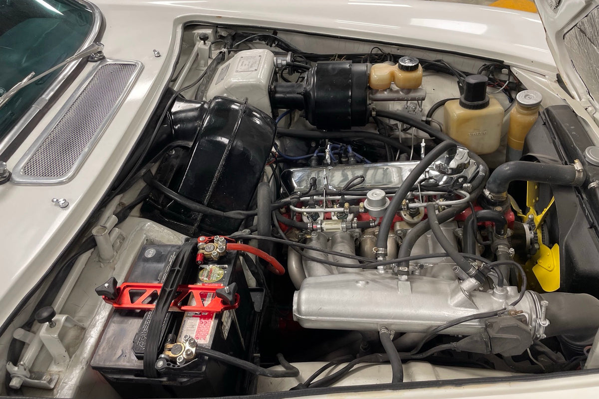 Volvo P1800 1972, detalle del motor e inyeccion D-Jetronic